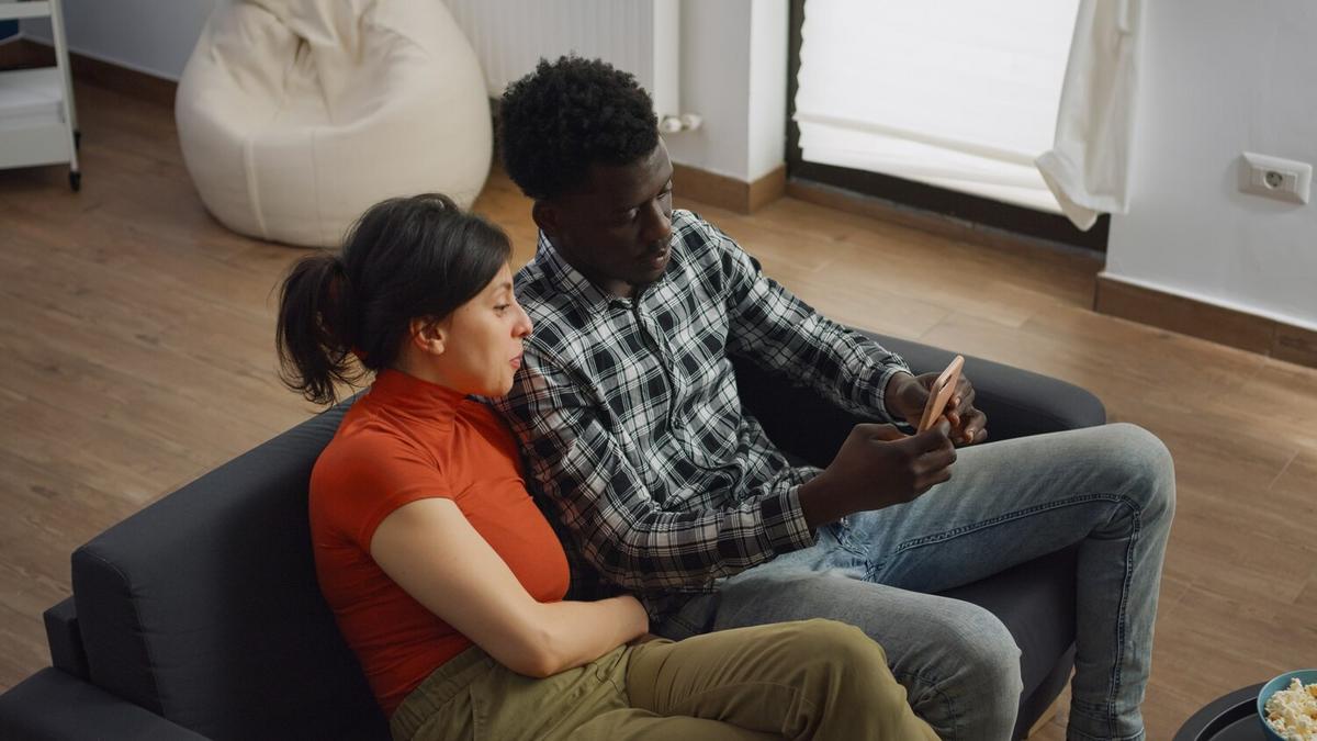 When to Seek Couple’s Therapy: Signs and Benefits